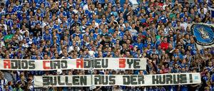 Plakativer Protest. Schalkes Anhänger reagieren auf ihre Art auf den umstrittenen Polizeieinsatz im Qualifikationsspiel gegen Saloniki. 