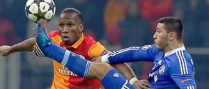 Galatasarays Drogba im Zwiekampf mit Kolasinac von Schalke