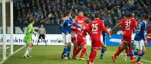 Der Ball fliegt nach einer Ecke zum 1:0 ins Tor von Freiburgs Torwart Oliver Baumann (l).