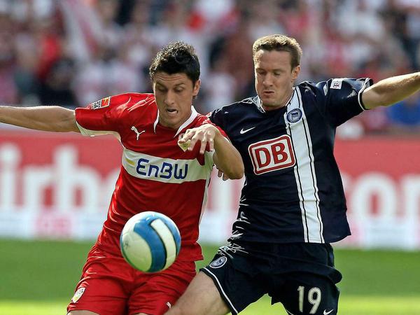 Als der Ball noch größer war. Und mit dem Fuß gespielt wurde. Andreas Schmidt (r.) im Duell mit dem Stuttgarter Ciprian Marica.