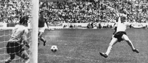 Karl-Heinz Schnellinger trifft für Deutschland im WM-Halbfinale von Mexiko 1970 zum 1:1 gegen Italien und erzwingt damit die Verlängerung. 