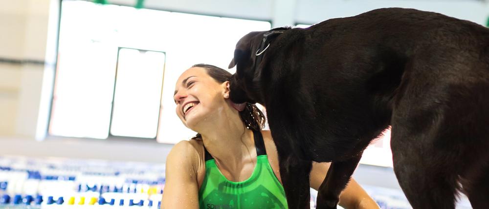 Schwimmerin Maike Naomi Schwarz mit ihrem Blindenführhund Jumper.
