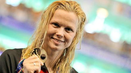 Britta Steffen freut sich über ihre Goldmedaille.