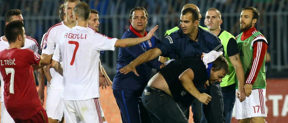 Tumulte auf dem Platz: Das EM-Quali-Spiel Serbien - Albanien geriet außer Kontrolle.