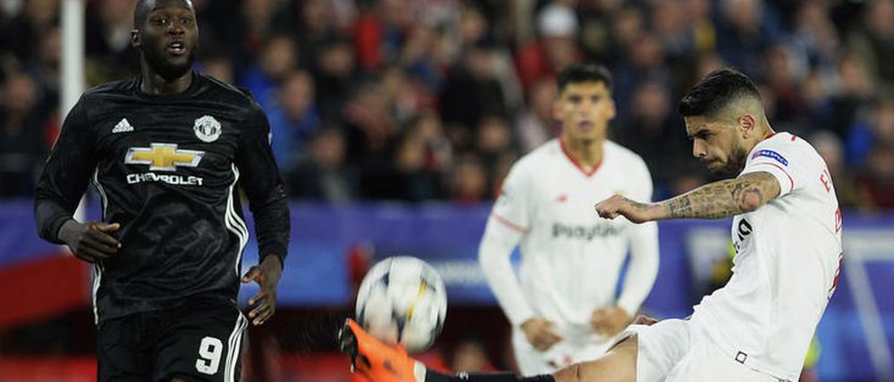 Sevillas Ever Banega zieht ab - sehr zur Verwunderung von Manchesters Romelu Lukaku 