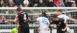 Viel Kampf und am Ende drei Punkte. Eintracht Frankfurt hofft im Abstiegskampf wieder.