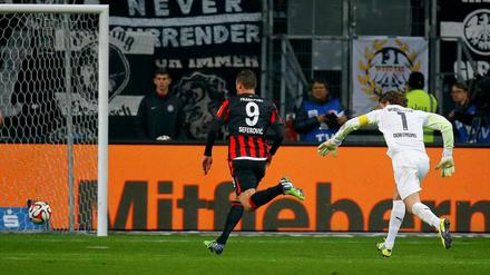 Das 2:0: Frankfurts Haris Seferovic läuft Dortmunds Torwart Weidenfeller davon.
