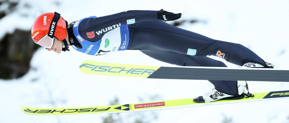 Skispringerinnen wie die Deutsche Katharina Althaus durften im Gegensatz zu den Männern in der laufenden Saison kaum springen. Seit Jahren kämpfen sie um Gleichberechtigung.