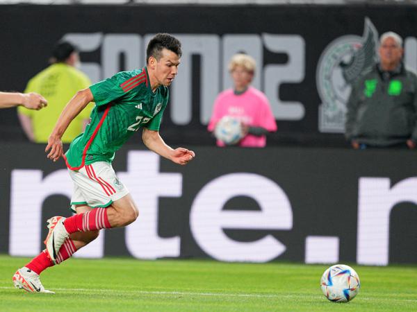 Mexikos Mittelfeldspieler Hirving Lozano (22) dribbelt den Ball gegen Deutschland in der ersten Halbzeit im Lincoln Financial Field.