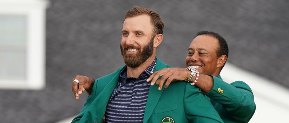 Passt. Tiger Woods, Masters-Sieger von 2019, streift Dustin Johnson (li.) das grüne Siegerjacket über.