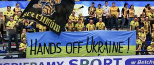 Auch Fans des polnischen Volleyballklubs Skra Belchatow protestierten gegen den Krieg in der Ukraine.