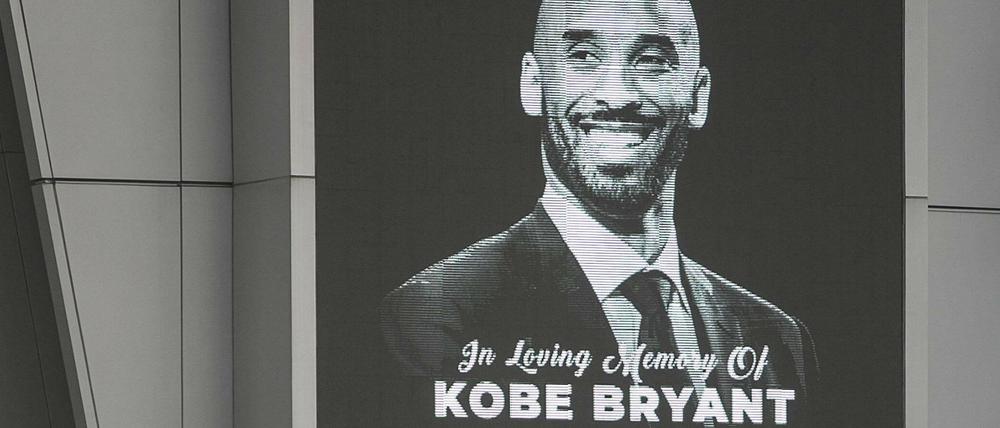 Ein Foto von Kobe Bryant bei eine Trauerveranstaltung am Staples Center in Los Angeles.