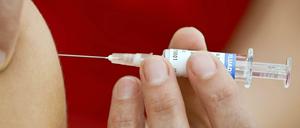 Mal sinnvoll, mal illegal: Die Spritze soll bei der Impfung vor Grippe schützen, den Sport muss der Staat dagegen vor Doping bewahren.