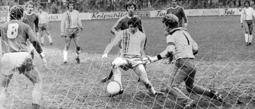 Alte Zeiten: Heribert Bruchhagen (m., heute Vorstand von Eintracht Frankfurt) trifft 1975 für DJK Gütersloh gegen den Spandauer SV. SSV-Keeper Ulrich Bechem ist machtlos.