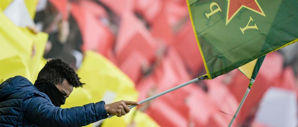 Flagge zeigen: Beim Spiel gegen Darmstadt schwenkten St. Paulis Fans Fahnen der kurdischen Frauenverteidigungseinheiten YPJ.