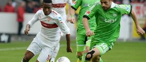 Stuttgarts Traoré (li.) im Laufduell mit Wolfsburgs Rodriguez. Stuttgart machte mit dem 1:1 den Klassenerhalt endgültig perfekt.