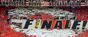 Die Fankurve des VfB Stuttgart hält einen Banner mit der Aufschrift "Finale" hoch.