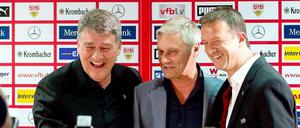 Der Meistertrainer kehrt zurück. Armin Veh (m.) wird als VfB-Trainer von Präsident Bernd Wahler (l.) und Sportvorstand Fredi Bobic (r.) vorgestellt.