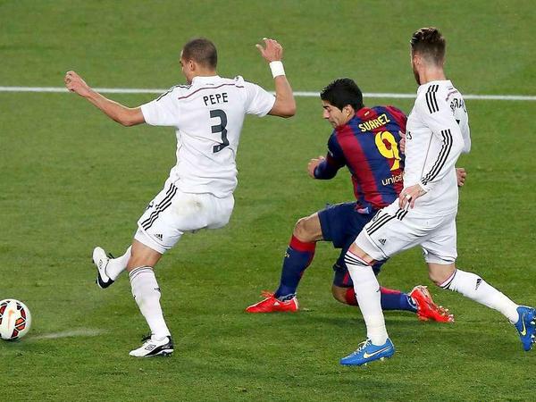 Luis Suarez trifft zum 2:1-Endstand für den FC Barcelona im Clasico gegen Real Madrid im Stadion Camp Nou. Pepe und der wiedergenesene Sergio Ramos kommen zu spät.