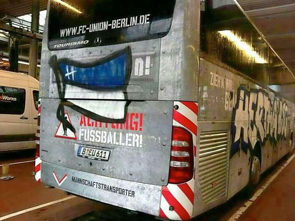 Hertha-Anhänger haben sich in der Nacht am Mannschaftsbus des 1. FC Union zu schaffen gemacht. Doch schon am Vormittag stand das Gefährt wieder frisch gereinigt in Köpenick.