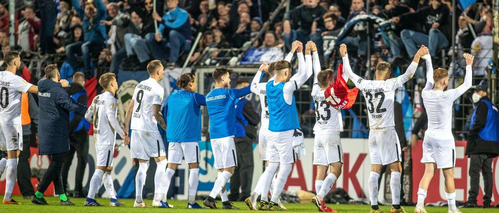 Verloren - und trotzdem stolz. Die Babelsberger Spieler lassen sich nach der knappen Niederlage gegen den Erstligisten Leipzig von ihren Fans feiern.
