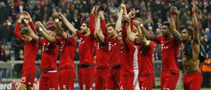 Hand in Hand. Die Profis des FC Bayern München sind auf der Suche nach ebenbürtigen Gegnern.