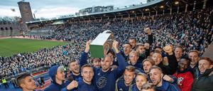 Meisterfeier auf Schwedisch. Djurgardens Spieler feiern den Titel im altehrwürdigen Olympiastadion von Stockholm.