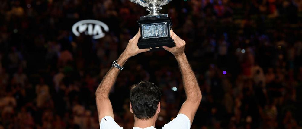 Hoch das Ding. Roger Federer gewinnt die Australian Open - und die Welt feiert mit.