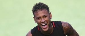 Neymars Ablösesumme wäre ein neuer Rekord und könnte gegen UEFA-Regeln verstoßen. 