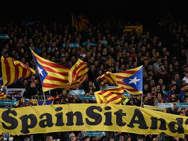 Im Camp Nou wurde ein Banner mit der Aufschrift "Spain Sit And Talk" entrollt.