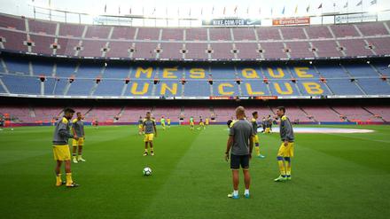 Vor leeren Rängen im Camp Nou bereitet sich Las Palmas auf das Spiel beim FC Barcelona vor. 
