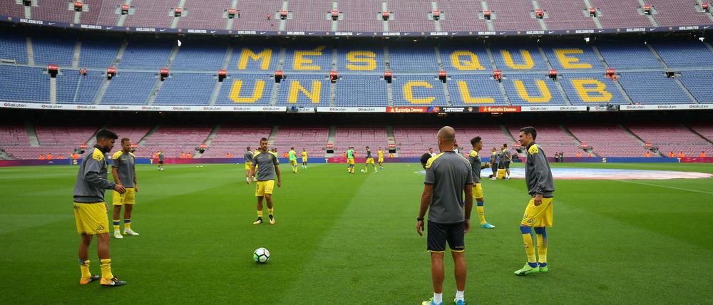 Vor leeren Rängen im Camp Nou bereitet sich Las Palmas auf das Spiel beim FC Barcelona vor. 