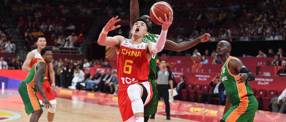 Chinas Guo Ailun siegte mit seinem Team zum WM-Auftakt gegen die Elfenbeinküste.