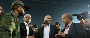 In Bedrängnis. Fifa-Präsident Gianni Infantino (M.), der jüngst schon im Fokus der "Football-Leaks" stand.