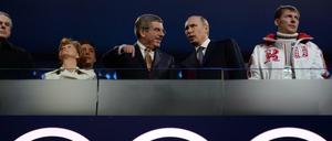 Russlands Präsident Wladimir Putin (2.v.r.) und der Präsident des IOC, Thomas Bach (3.v.r.).