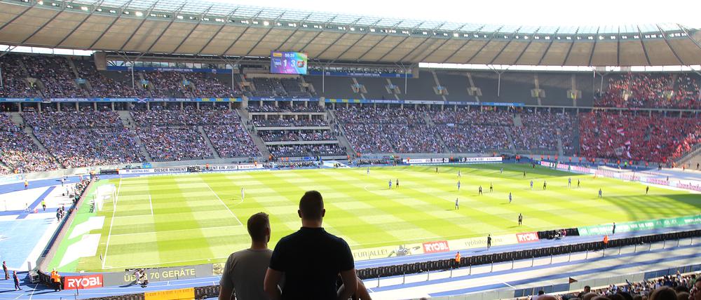 Raus da. Hertha BSC möchte ab 2025 in einem eigenen Stadion spielen. Die Diskussionen mit dem Senat sind bislang kaum ergiebig. 