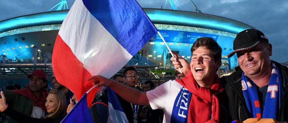 Französische Fans feiern den Sieg ihrer Mannschaft.