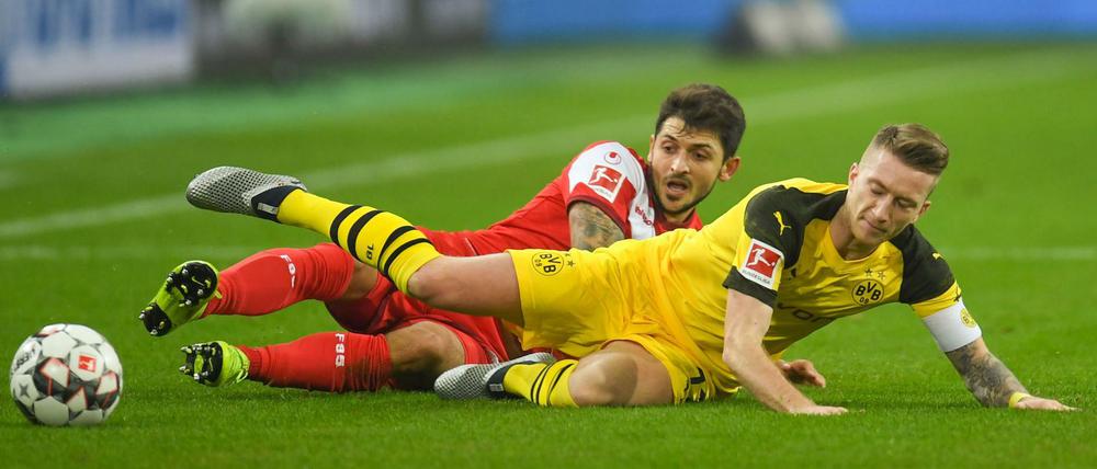 Ausgerutscht. Marco Reus (r.) und Borussia Dortmund verlieren gegen Matthias Zimmermann und Fortuna Düsseldorf.