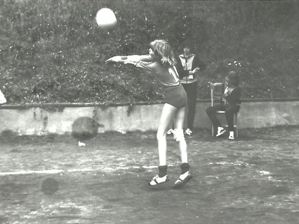 Katy Pohl beim Volleyball in jungen Jahren. Das Trainings zu DDR-Zeiten war hart, gespielt wurde mitunter auf harten Schlackeplätzen. 