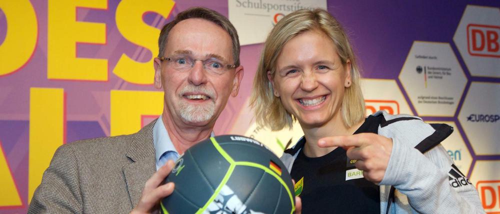 Das große Ziel: Laura Ludwig, hier neben Schulsportstiftungs-Geschäftsführer Thomas Härtel, hatte Bälle für die Gewinner des Beachvolleyball-Wettbewerbs mitgebracht.
