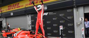 Sebastian Vettel genießt die Siegerpose.