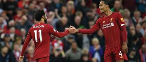 Torschützen unter sich. Virgil van Dijk (r.) und Mo Salah feiern Liverpools Auftaktsieg.