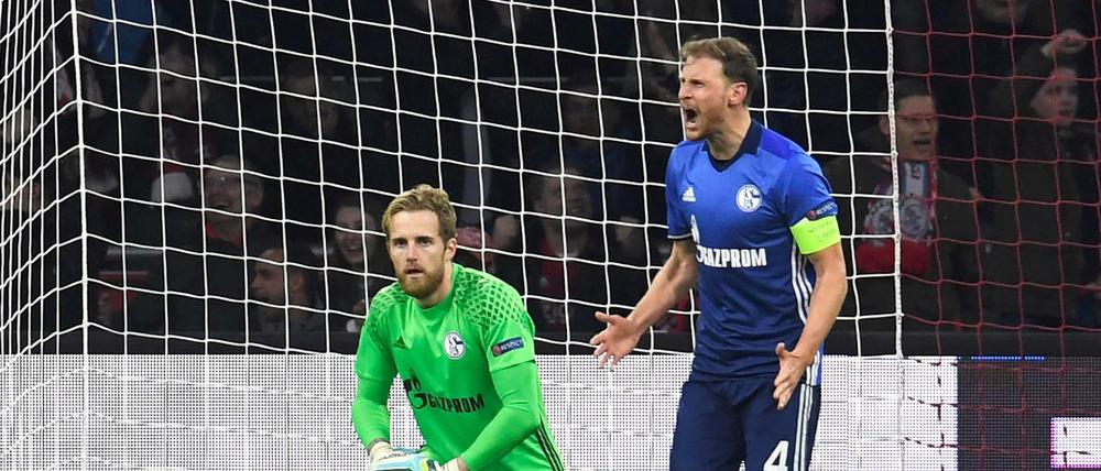 Vor dem Aus. Benedikt Höwedes und Ralf Fährmann haben mit Schalke 04 0:2 in Amsterdam verloren. 