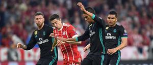 Schwerer Stand. Bayern Stürmer Robert Lewandowski kam gegen Reals Defensive kaum zur Geltung.