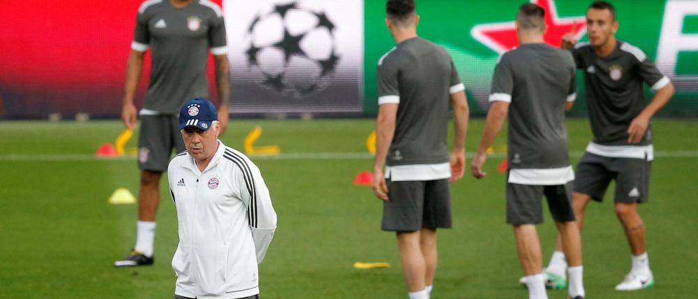 Vor dem Champions-League-Spiel in Paris leitete Ancelotti sein letztes Bayern-Training.
