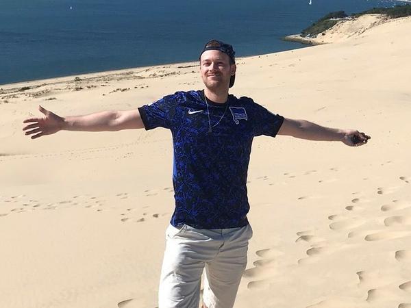 Hertha-Fan sein ist ein ewiger Strandurlaub. Zumindest für Chris Robert, der immer auf der Suche nach dem Positiven ist.