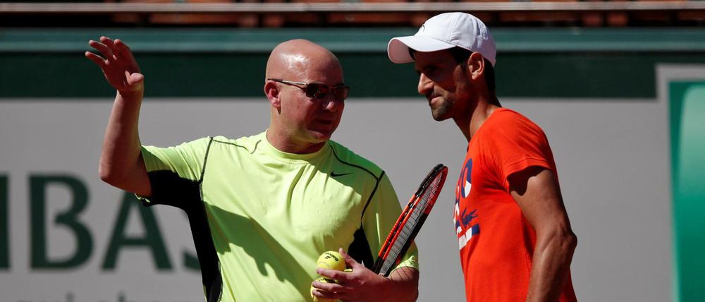 Novak Djokovic wird bei den French Open von Andre Agassi betreut. 