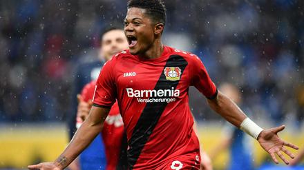 Leon Bailey feiert seinen herrlichen Treffer zum 1:0 für Leverkusen.