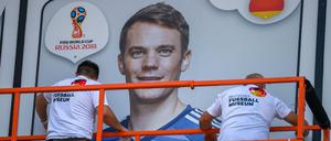 Wandbild. Auf einem Stadionrasen hat man Torhüter Manuel Neuer schon lange nicht mehr gesehen.
