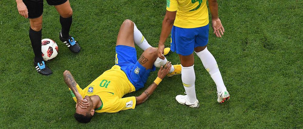 Aua. Neymar am Boden - wo ihm die kratzbürstigen Grashalme den Rest geben.